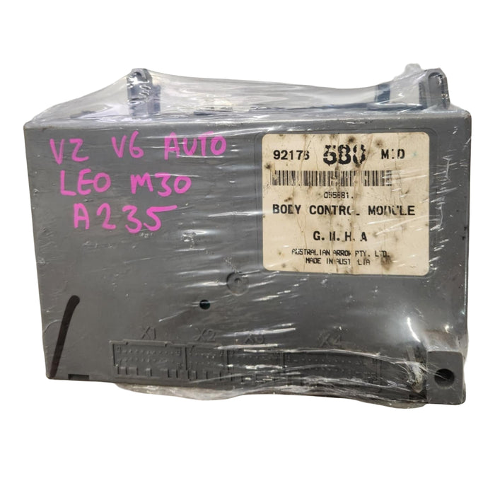A235 - VZ Holden Commodore (2005) - Body Control Module V6 AUTO M30 LEO - P/N 92176 588 MID