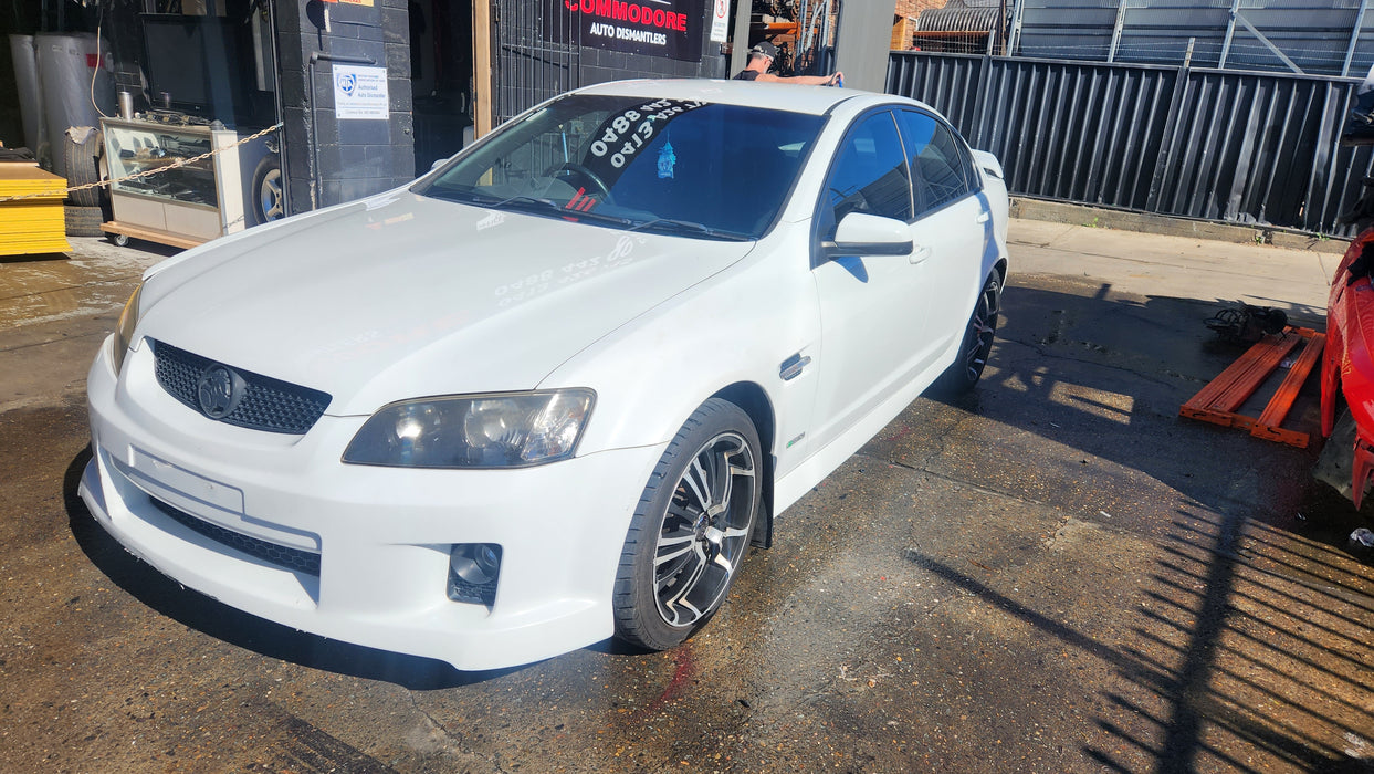 A128 - Ve HOLDEN COMMODORE Sedan - Fuel Flap - HERON WHITE #679F