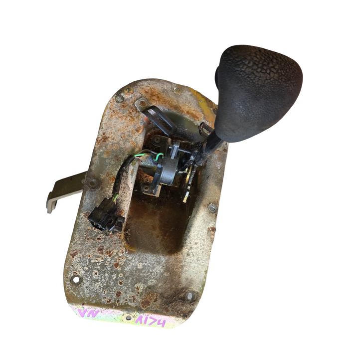 A174 - VN HOLDEN COMMODORE SEDAN - Gear Shifter (AUTO)