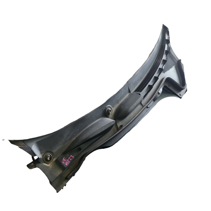 A223 - VE OMEGA SEDAN - Wiper Cowl