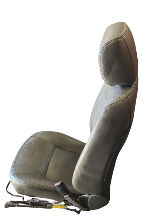 A024 - Ve V6 International Sedan - Front Seats Leather