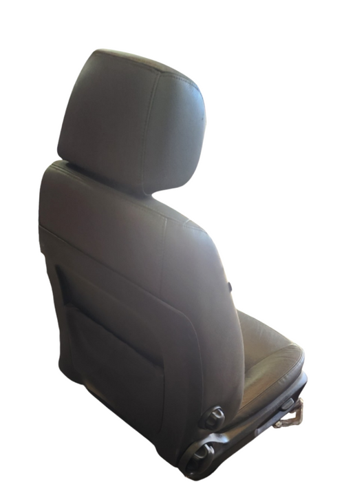 A024 - Ve V6 International Sedan - Front Seats Leather