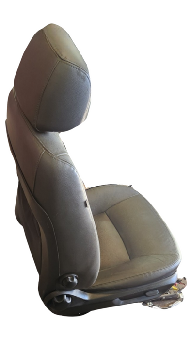 A024 - Ve V6 International Sedan - Front Seats Leather