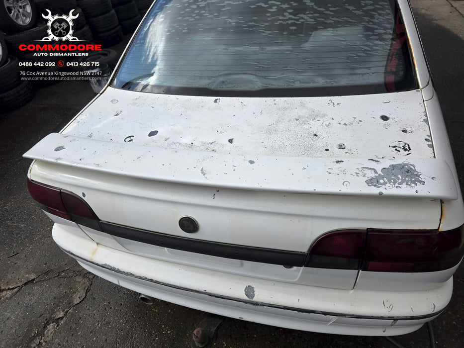 A276 - VS HOLDEN COMMODORE SEDAN - Boot Wing / Rear Spoiler w/ Brake Light - WHITE #J064