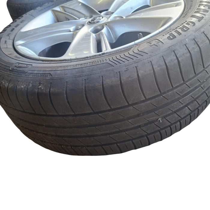 A107 - ZB HOLDEN COMMODORE SEDAN/HATCH - Tyres / Wheel 17" (SET)