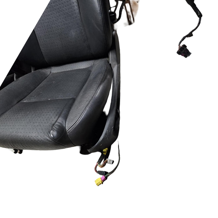 A060 - VE HOLDEN CALAIS V6 - Front Seats Perforated Leather