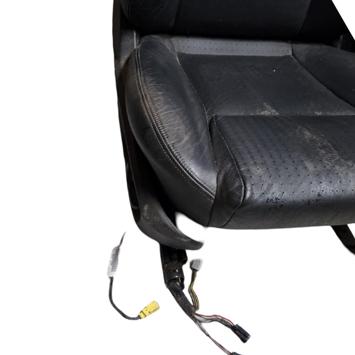 A060 - VE HOLDEN CALAIS V6 - Front Seats Perforated Leather