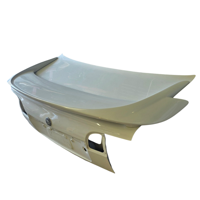 VS HSV CLUBSPORT - Bootlid with Wing and Brake Light - Alaskan White