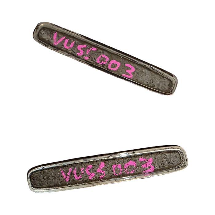 vuss003 - VT, VX Holden Commodore Gen III V8 - Guard Badge GENUINE