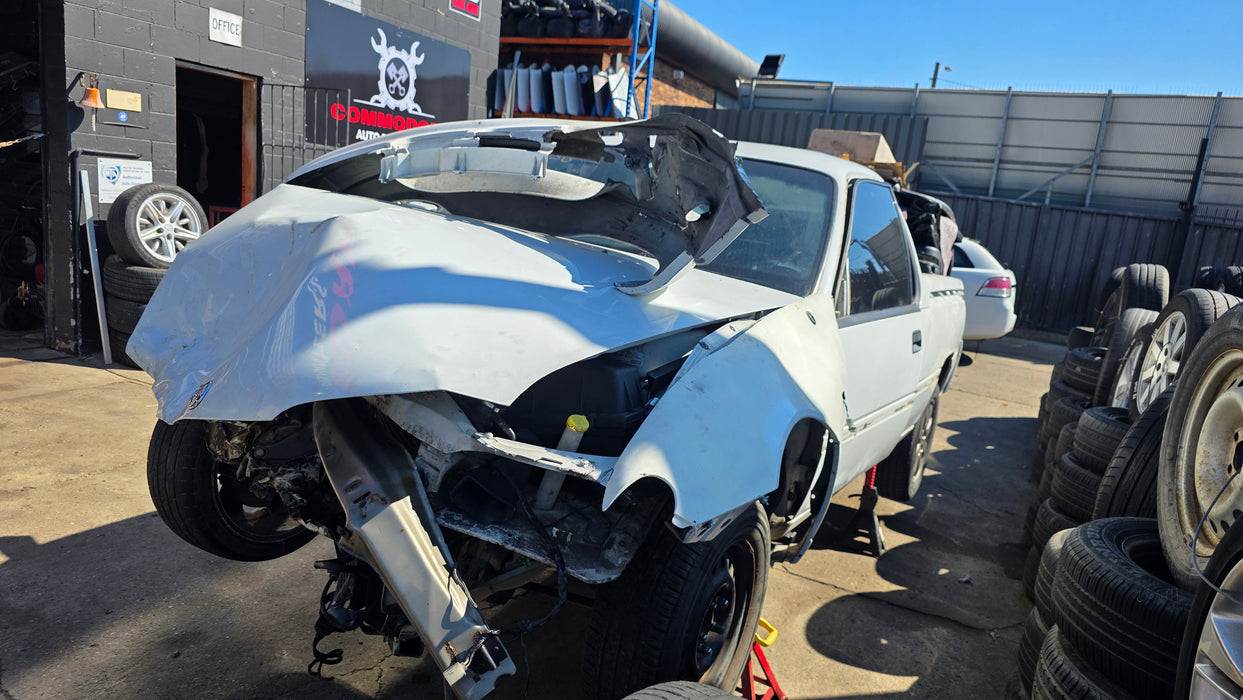 A336 - VS Holden Commodore Utility V6 Manual Heron White #J073