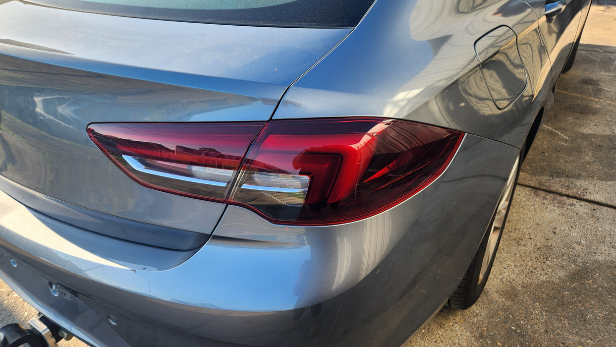 A107 - ZB HOLDEN COMMODORE - Fuel Flap