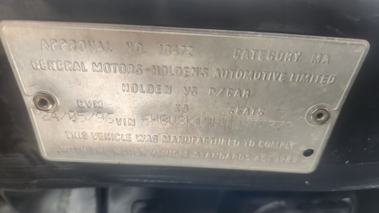 A125 - VS Holden Executive Sedan - Rear Centre Seatbelt with Buckle Trim #15i