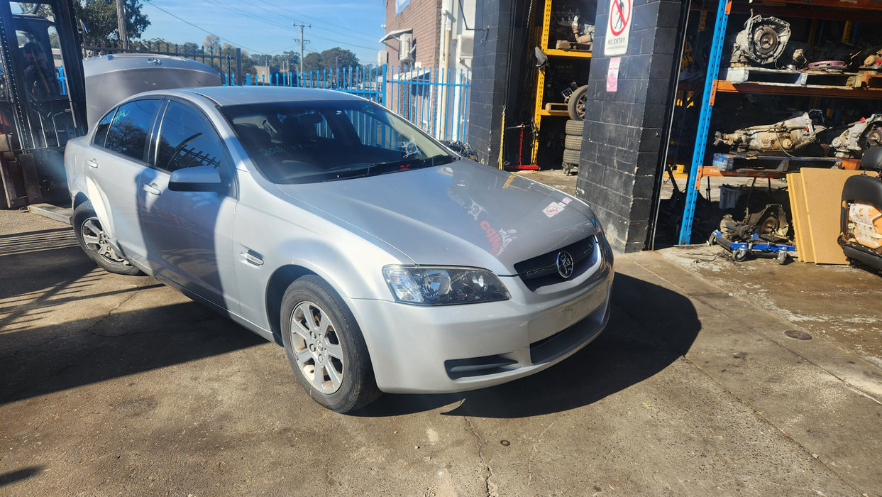 A140 - Ve HOLDEN COMMODORE Sedan - Fuel Flap SWITCHBLADE SILVER #636R