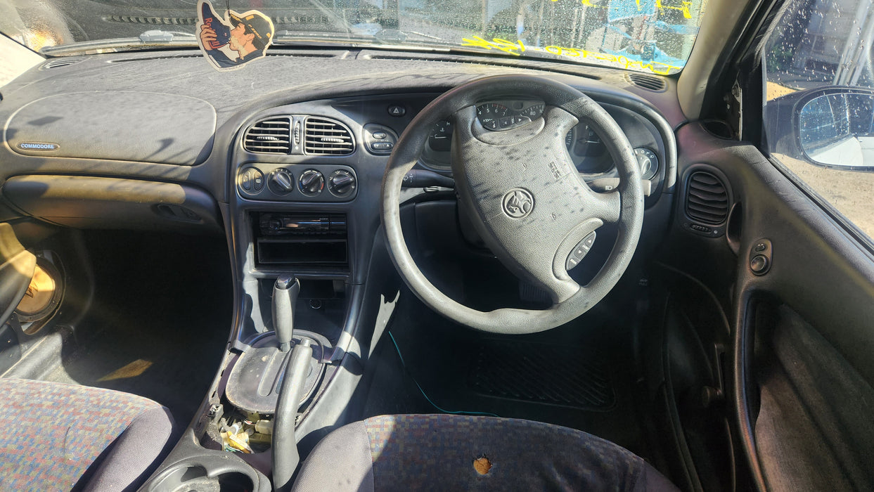 A134 - Vx Holden Executive SII (2002) - V6 Auto Cluster - 261, 121kms (GJ) P/N: 92096561