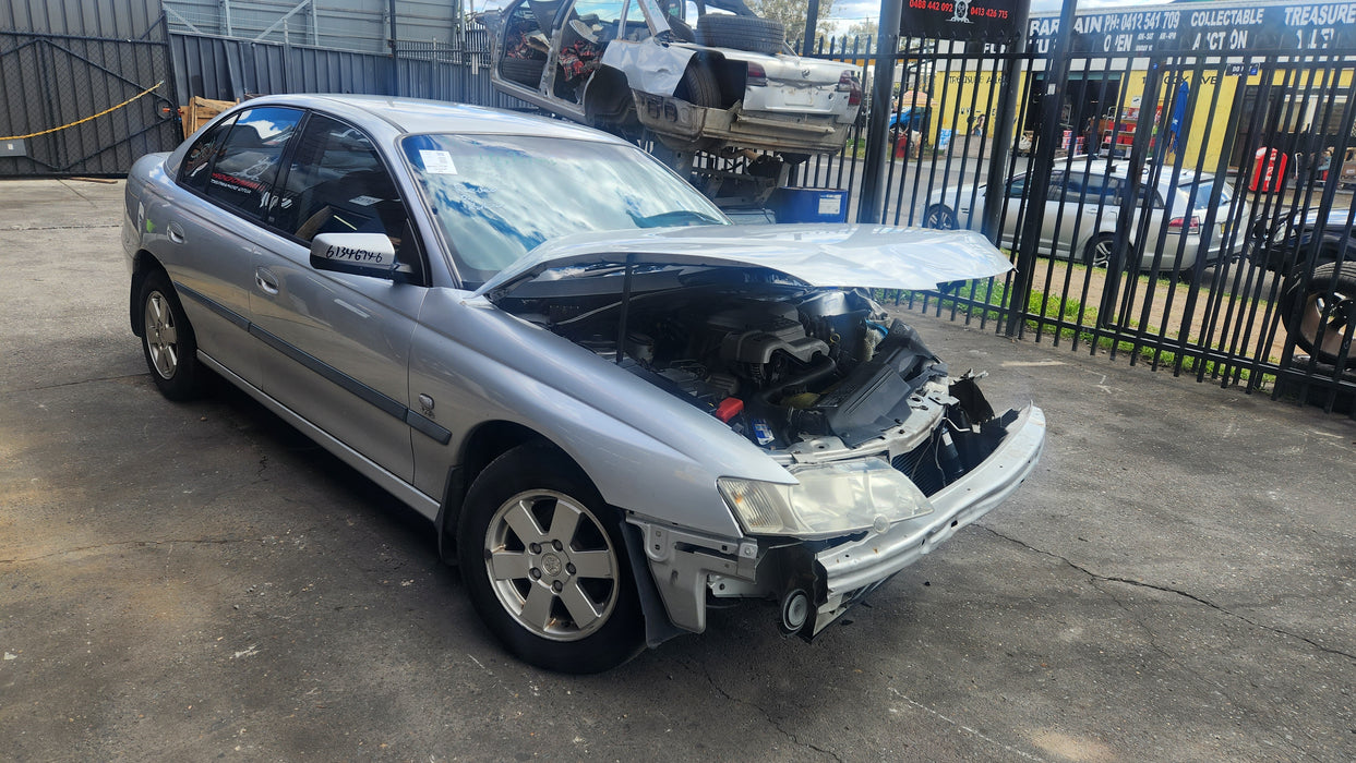 A164 - VY / VZ HOLDEN COMMODORE - Centre Console Trim - Manual / Auto Silver