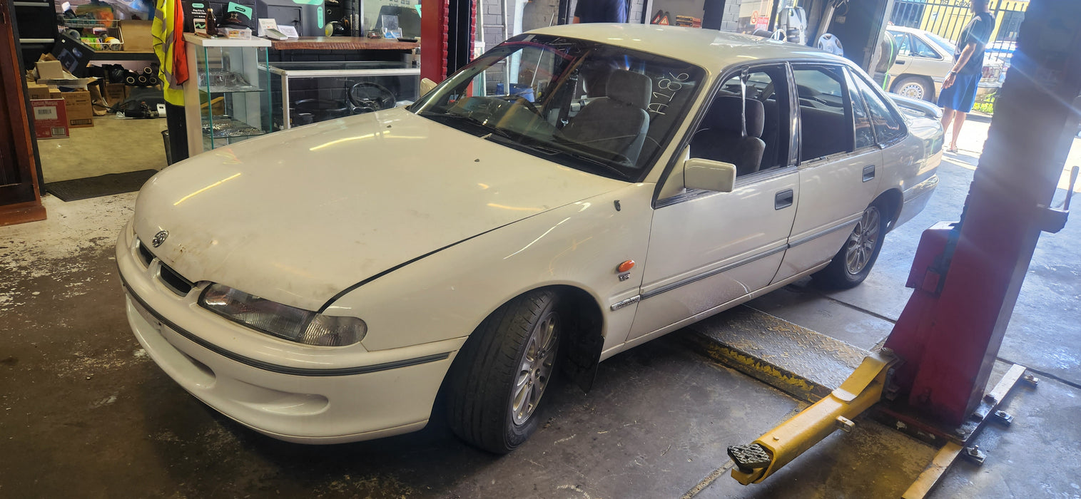 A186 - VS Holden Acclaim SI (1995) - V6 Auto Cluster LG2 - 140, 960kms (RF) P/N: 93943477