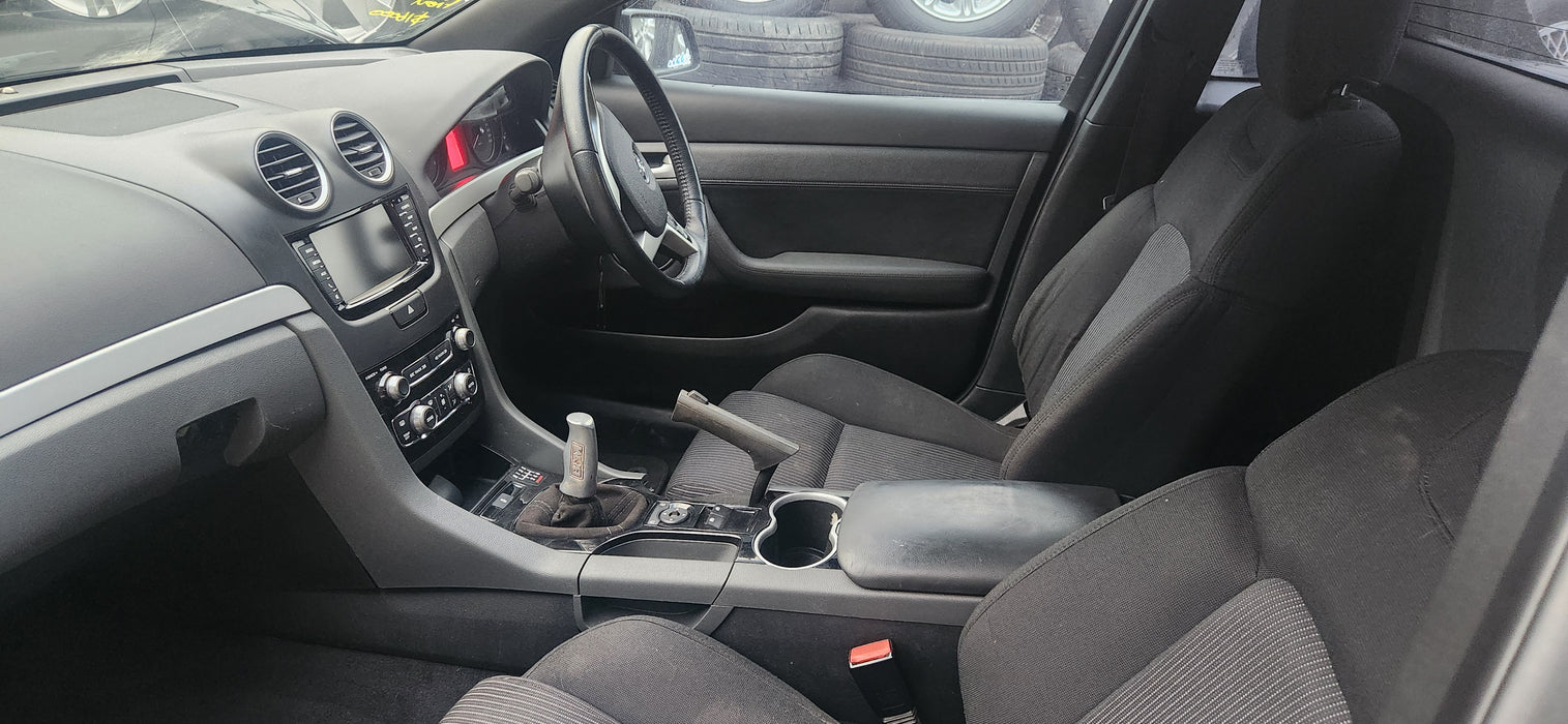 A229 - VE SV6 II UTE - Centre Console Trim Piano Black / Black Gloss Manual
