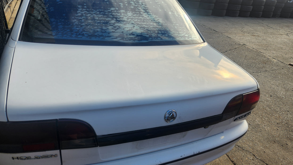 A257 - VS Holden Commodore SEDAN - Rear Bar GENUINE - ALASKAN WHITE #J064