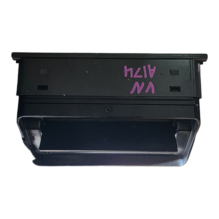 A174 - VN HOLDEN COMMODORE SEDAN - Centre Dash Vent