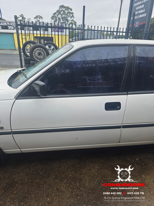 A292 - VP Holden Commodore SEDAN - Door Passengers Front - ALASKIN WHITE #J064 MANUAL WINDOW REG