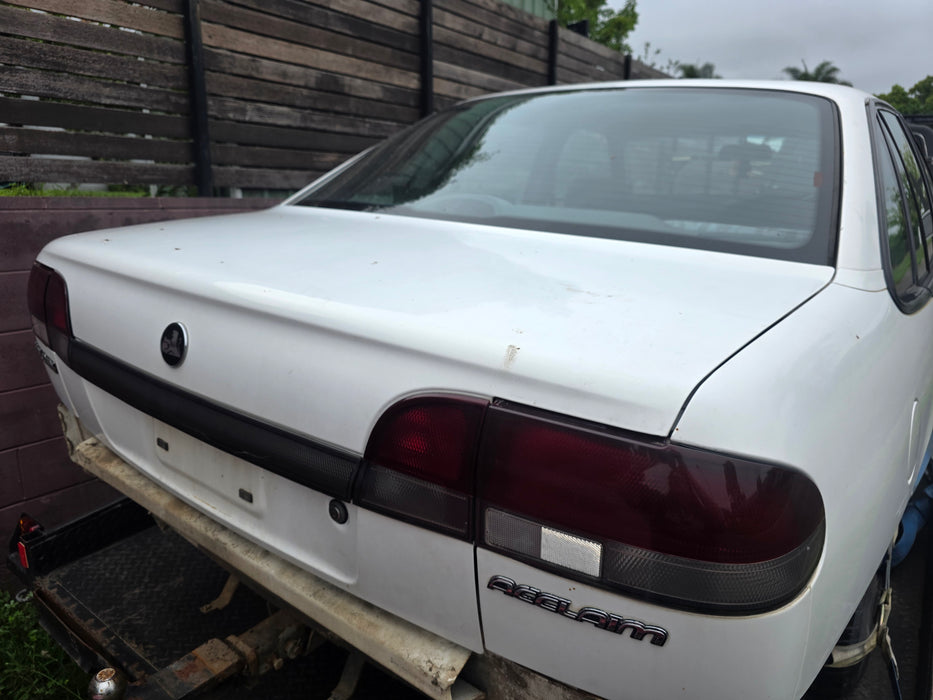 A305 - VR Holden Commodore SEDAN - Bootlid w/ Inner Taillights & Garnish - ALASKAN WHITE #J064