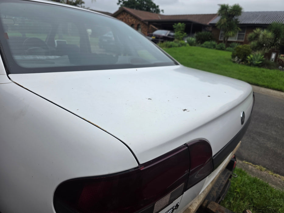 A305 - VR Holden Commodore SEDAN - Bootlid w/ Inner Taillights & Garnish - ALASKAN WHITE #J064