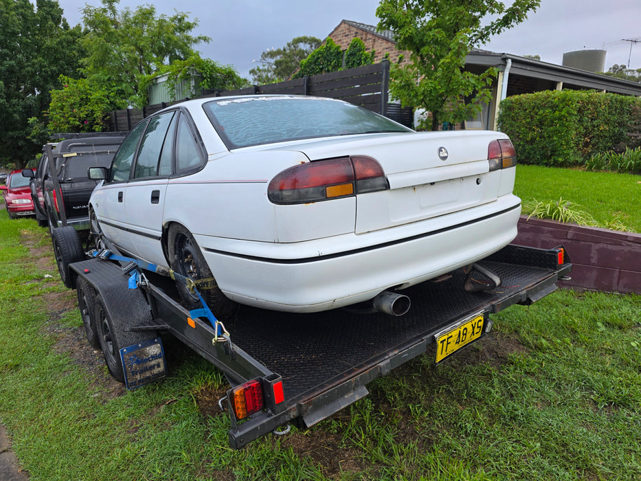 A306 - VR Holden Commodore Sedan - Bootlid w/ Inner Taillight's, Badge and painted Garnish - ALASKAN WHITE #J064