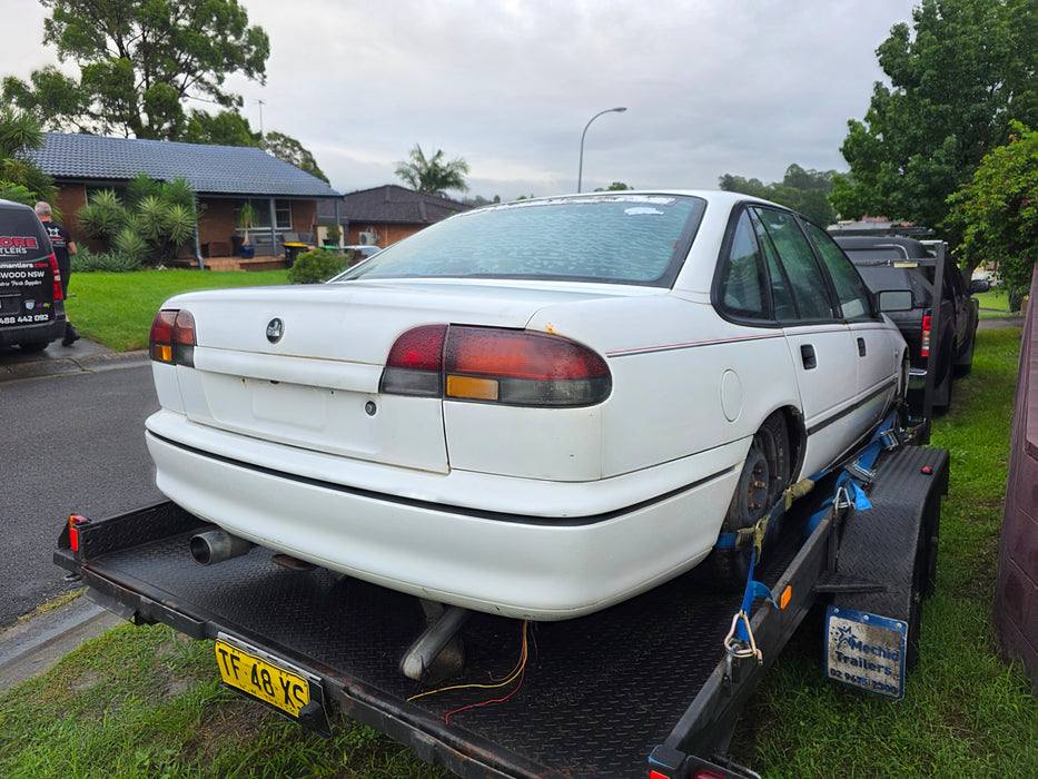 A306 - VR Holden Commodore Sedan - Bootlid w/ Inner Taillight's, Badge and painted Garnish - ALASKAN WHITE #J064