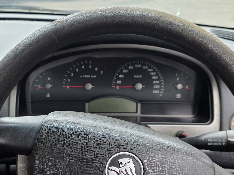 A303 - VZ Holden ONE TONNER - Cluster V6 MANUAL - P/N: 92121930 LVL 1 (STANDARD) CN - VIN: 6G1ZK03895L450701 - 402, xxxkms
