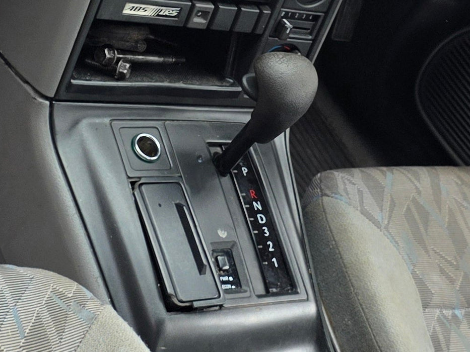 A305 - VR Holden Commodore SEDAN - Automatic Gear Shifter - V6 AUTO
