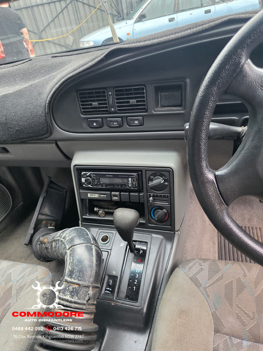 A305 - VR Holden Commodore SEDAN - Automatic Gear Shifter - V6 AUTO