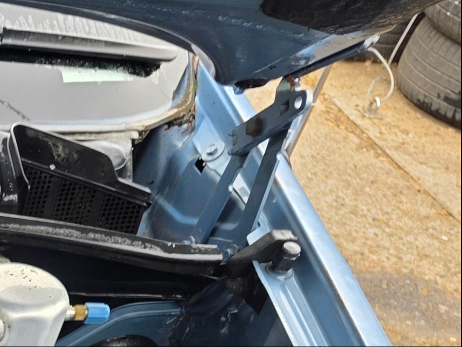 A305 - VR Holden Commodore SEDAN - Bonnet Hinge Passenger's Side