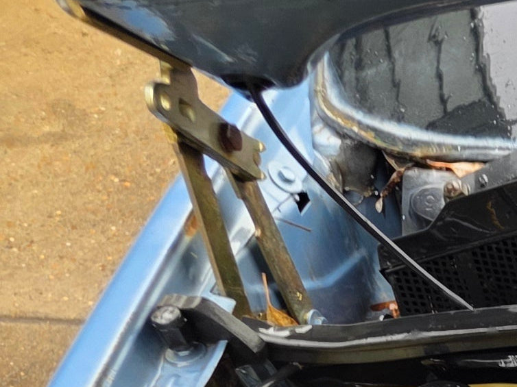 A305 - VR Holden Commodore SEDAN - Bonnet Hinge Driver's Side