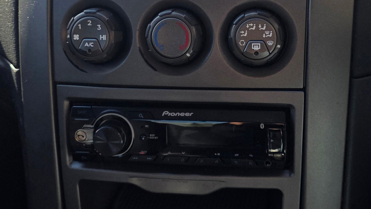 A304 - VZ Holden Commodore SEDAN - Climate Control Panel