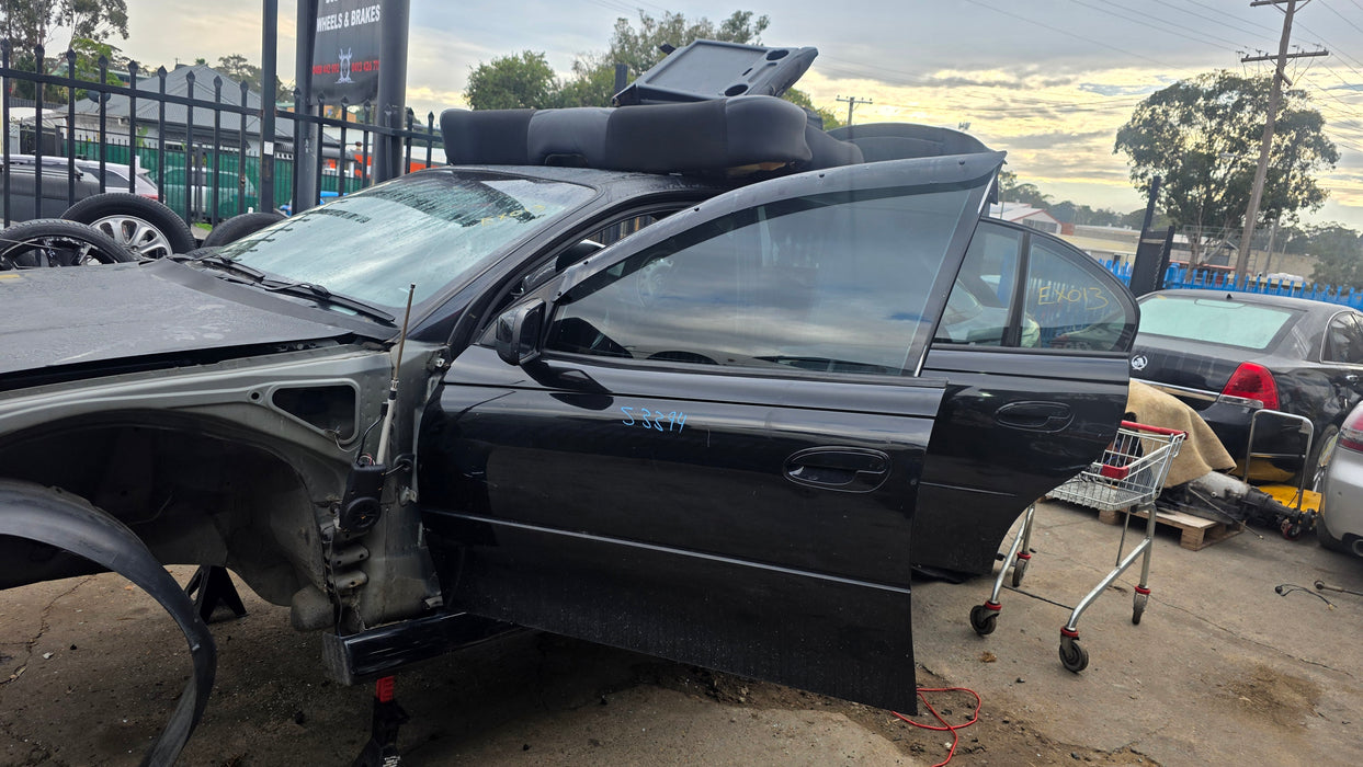 EX013 - VZ SV6 Holden Commodore Sedan - "KENWOOD & HELIX" Speaker System - Parcel Tray Speaker (KFC-HQ718) Door Speakers (P 68)