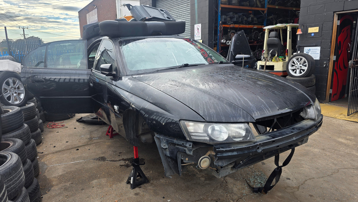 EX013 - VZ SV6 Holden Commodore Sedan - "KENWOOD & HELIX" Speaker System - Parcel Tray Speaker (KFC-HQ718) Door Speakers (P 68)