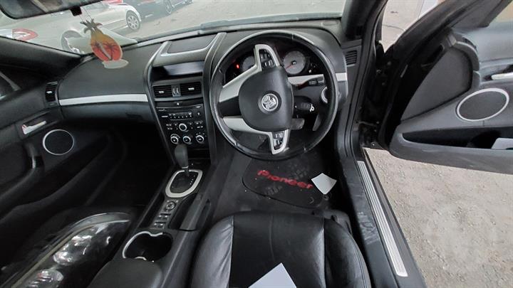 A202 - VE Holden Commodore Series I Sedan - Horn Pad with Silver Satin Badge & Airbag