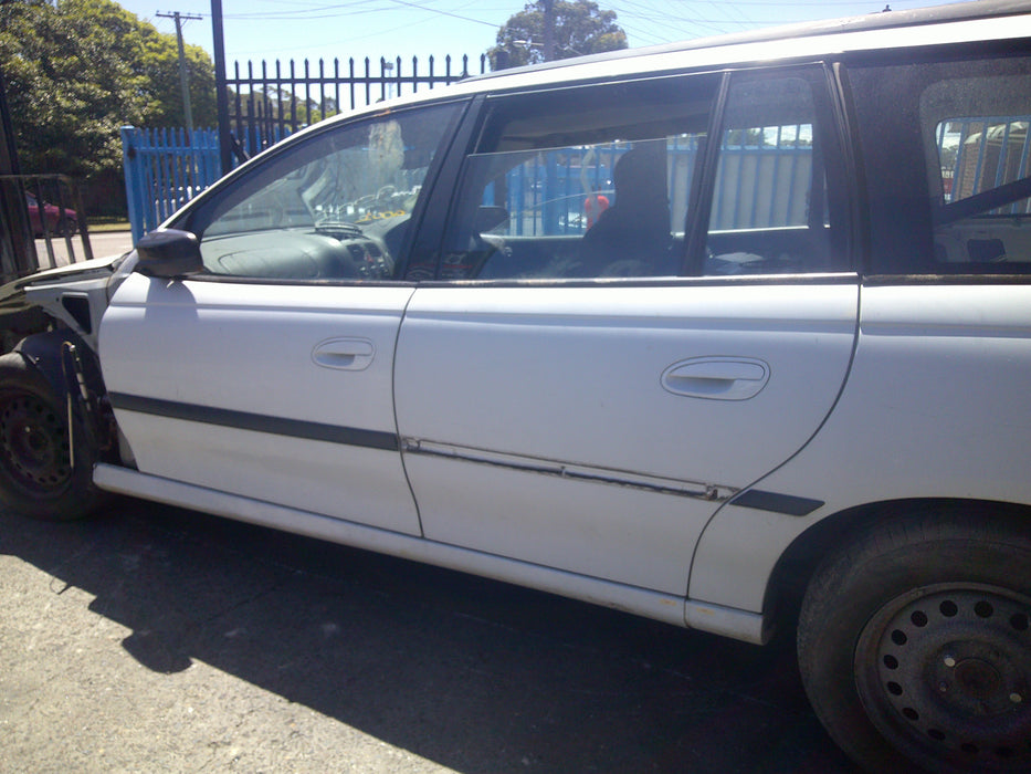 A001 - VZ Holden Commodore Wagon - Sideskirt (Pair) White