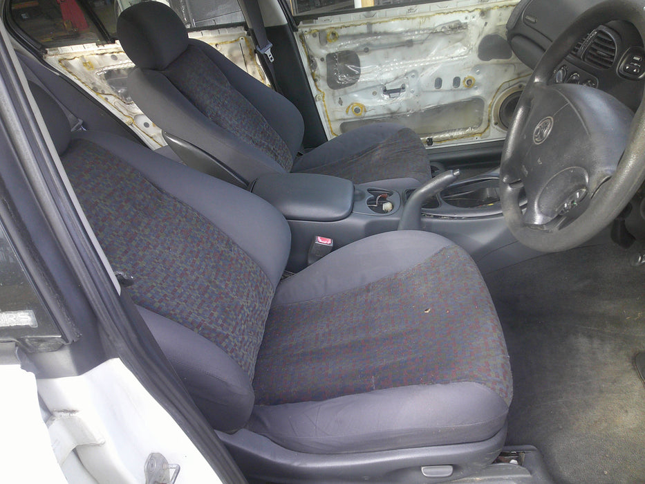 A096 - VY VZ,VY,VX,VT HOLDEN COMMODORE Sedan - Seatbelt Passenger Front Grey