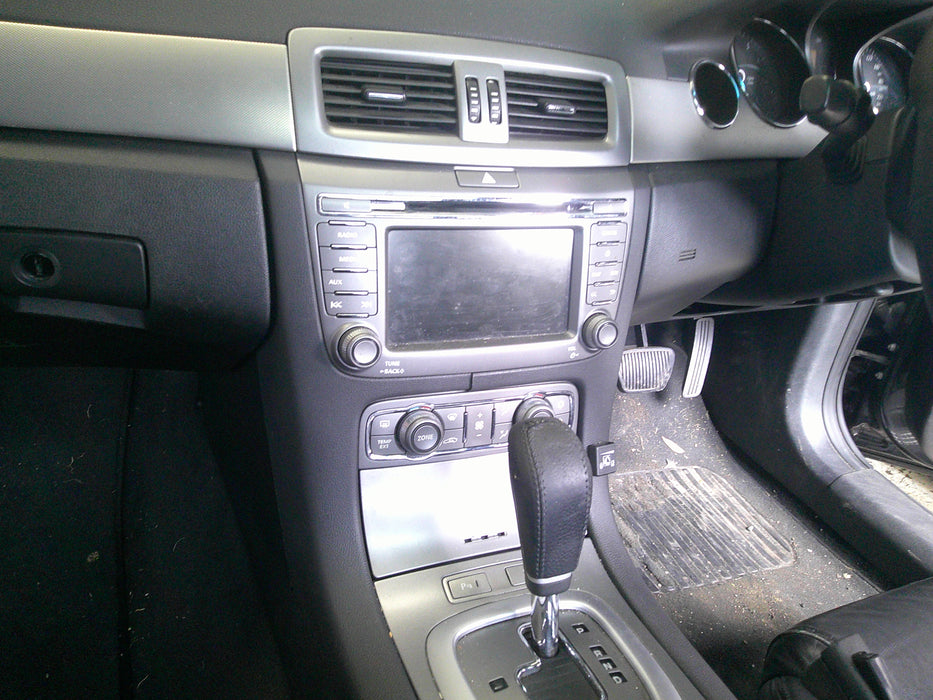 A079 - WM Holden Caprice V Sedan - Glovebox
