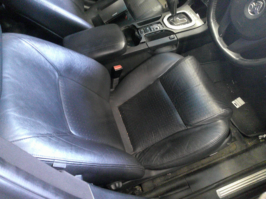 A060 - VE HOLDEN CALAIS V6 - Front Seats Perforated Leather