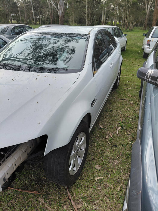 A320 - VE / Holden Calais Sedan, Auto Paint Code #J073 Herron White