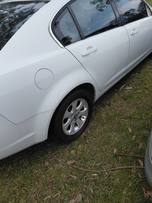 A320 - VE / Holden Calais Sedan, Auto Paint Code #J073 Herron White