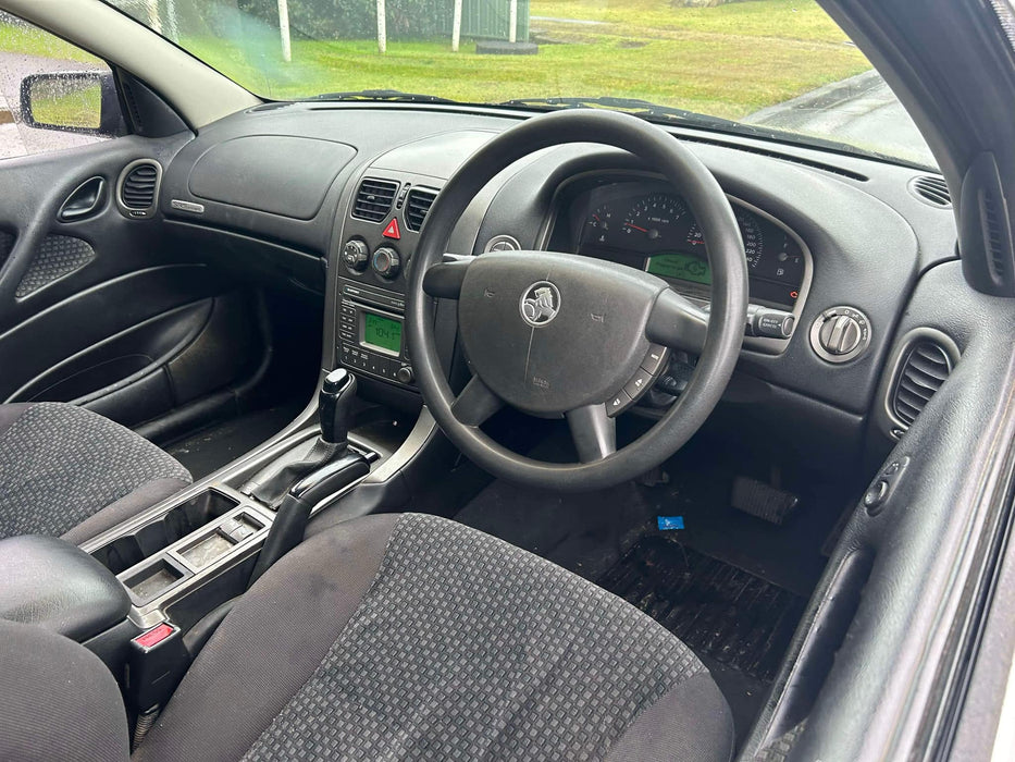 A225 - VY / VZ Holden Commodore - Automatic Gear Shifter w/ PWR Button GENUINE - TRIM #61i