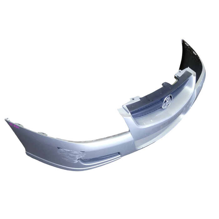 A304 - VZ Holden Commodore SEDAN - Front Bar w/ Upper Grille GENUINE - SILVER #470G