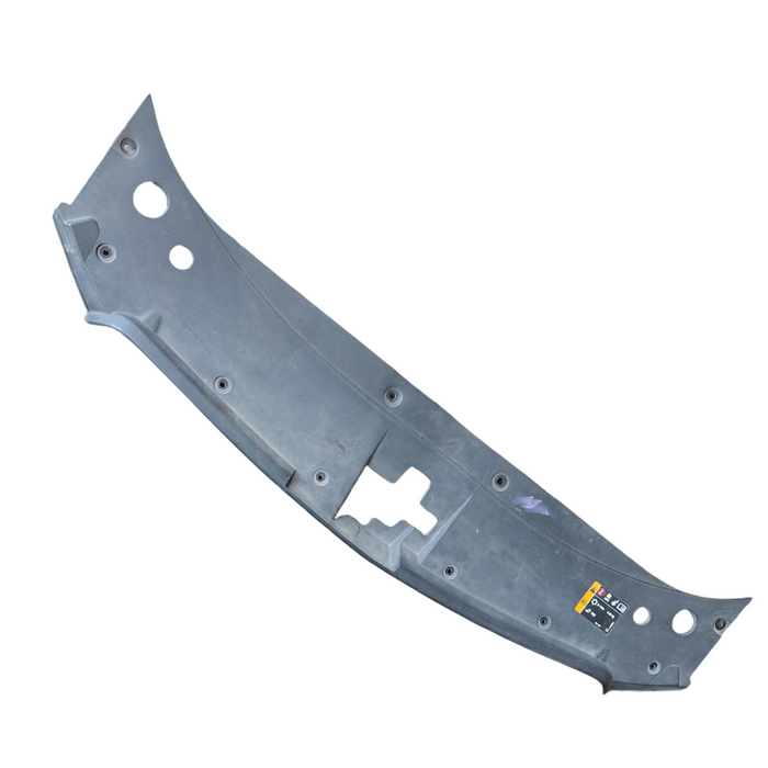 A296 - VF Holden Calais Sedan V6 LFX - Radiator Cover