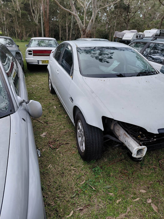 A320 - VE / Holden Calais Sedan, Auto Paint Code #J073 Herron White