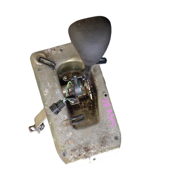 A305 - VR Holden Commodore SEDAN - Automatic Gear Shifter - V6 AUTO
