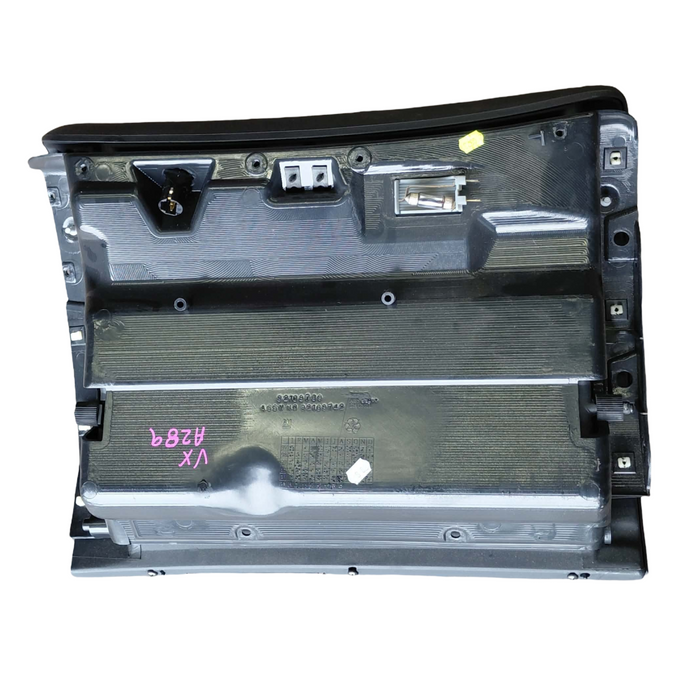 A289 - VX Holden Commodore Acclaim Sedan V6 Auto -Glovebox