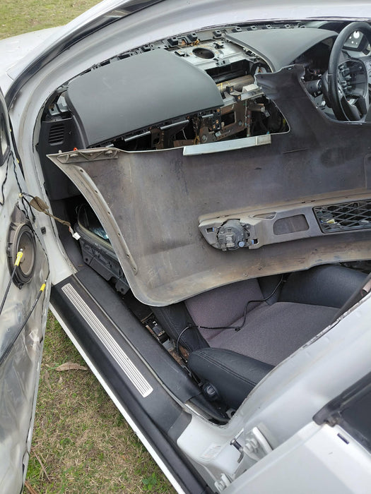 A320 - VE / Holden Calais Sedan, Auto Paint Code #J073 Herron White